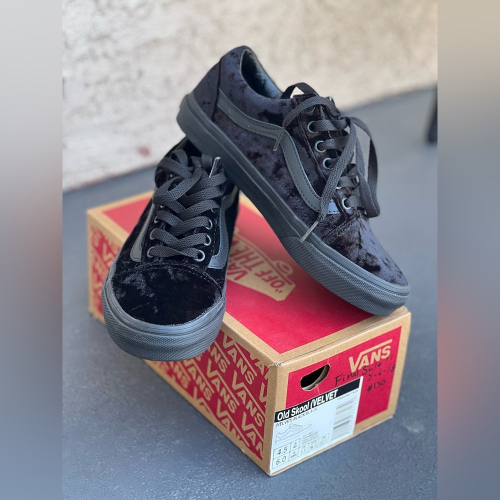 Vans “Old Skool Velvet”